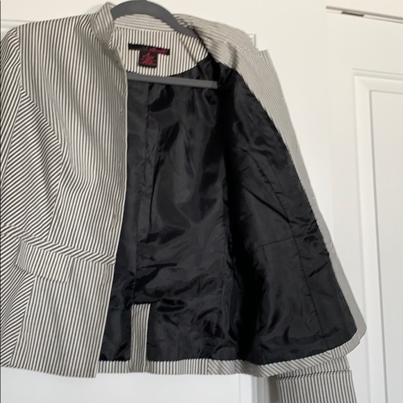 Pin-stripe form-fitting blazer fully lined. - Picture 7 of 8